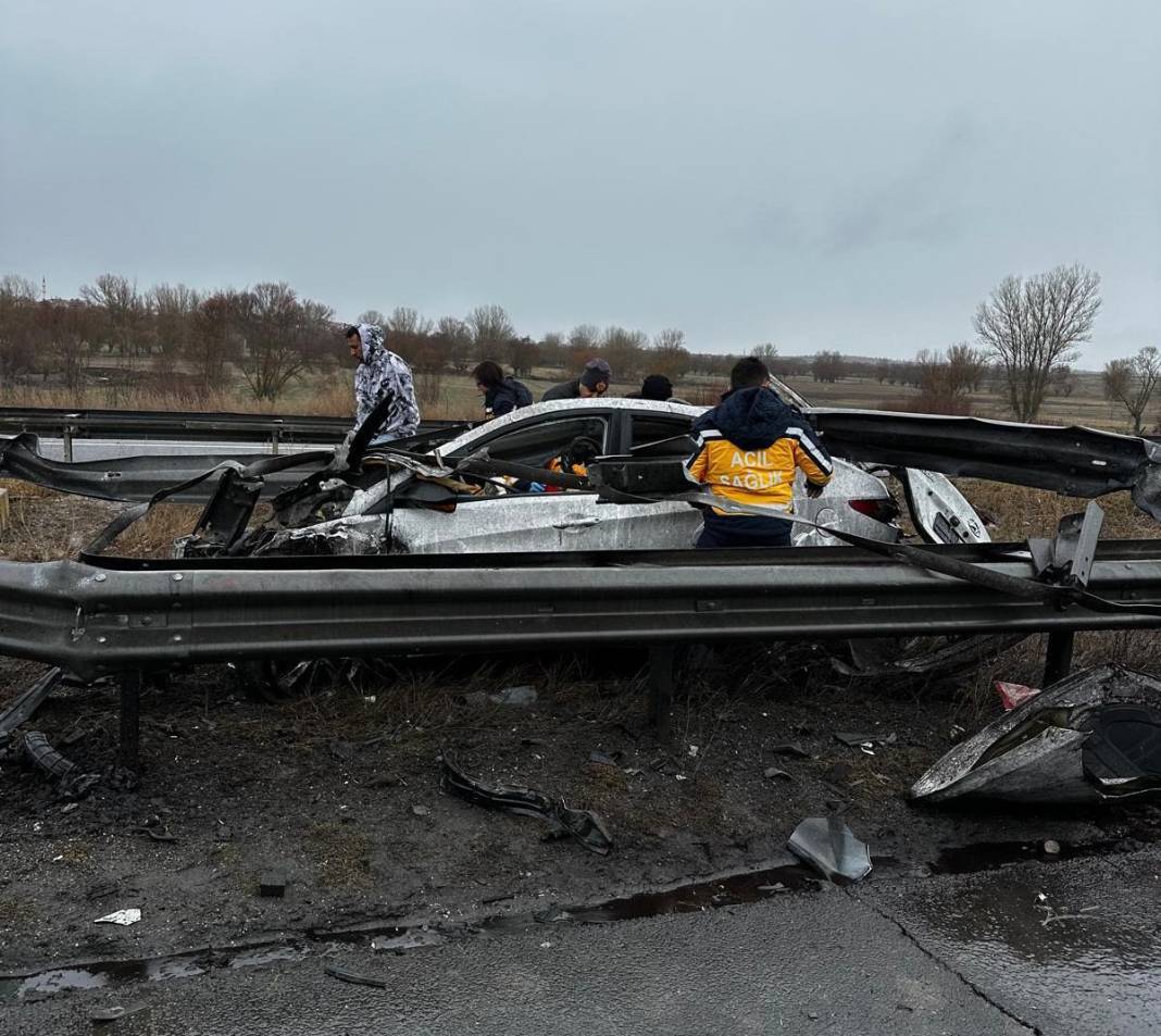 Bariyerlere ok gibi saplanan Konya plakalı otomobil bu hale geldi 16